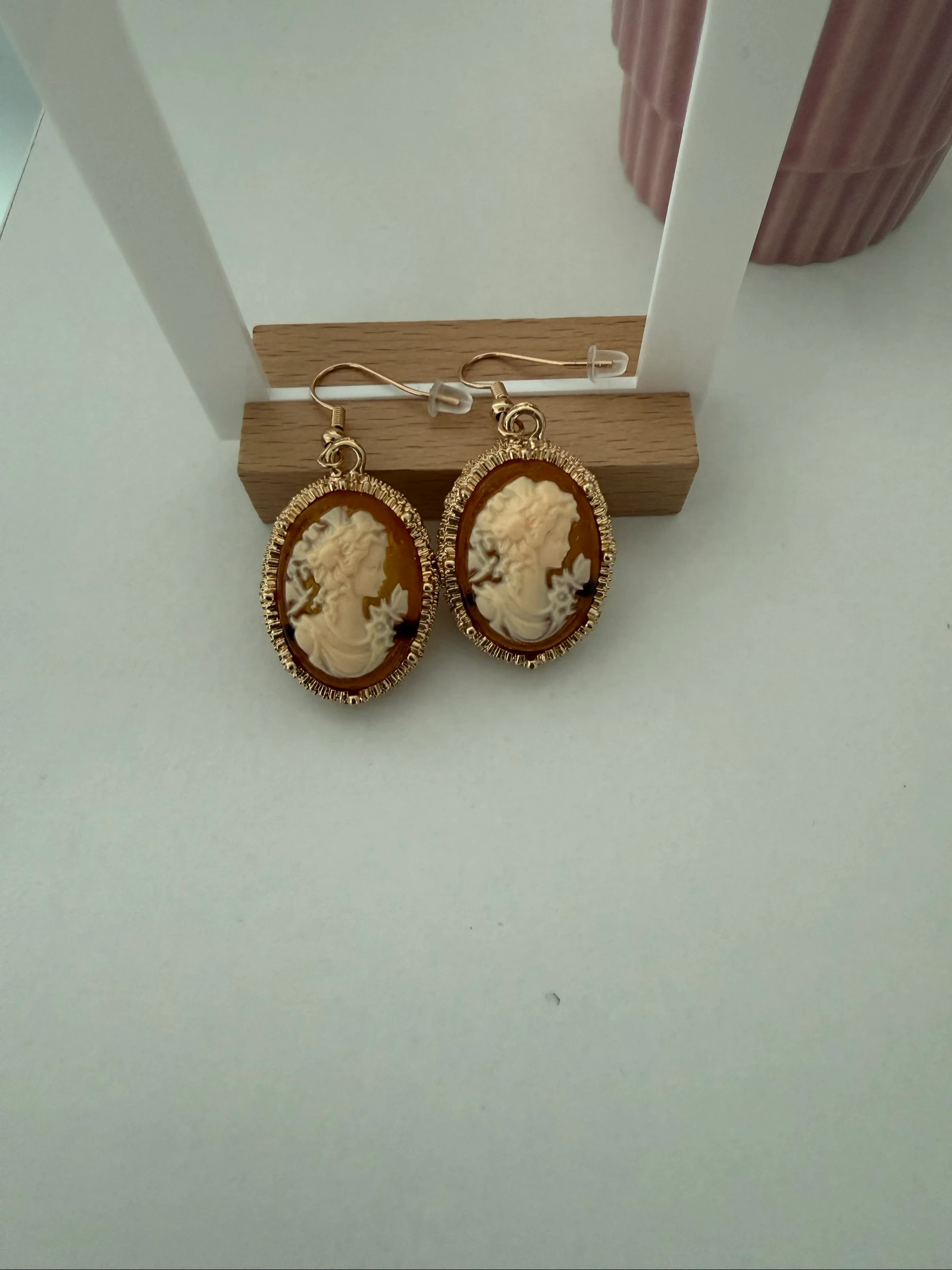 Boucle d’oreille camée